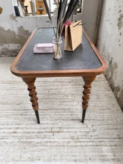 Table drapière en noyer, 1900
