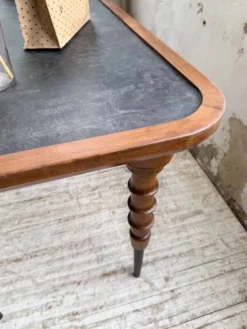 Table drapière en noyer, 1900