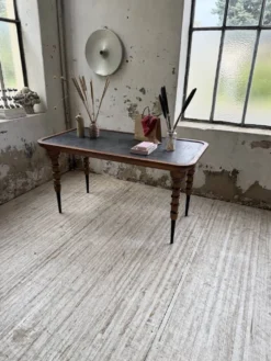 Table drapière en noyer, 1900