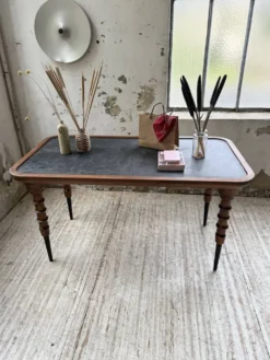 Table drapière en noyer, 1900