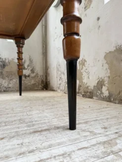 Table drapière en noyer, 1900