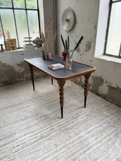 Table drapière en noyer, 1900