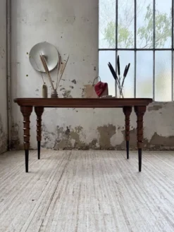 Table drapière en noyer, 1900