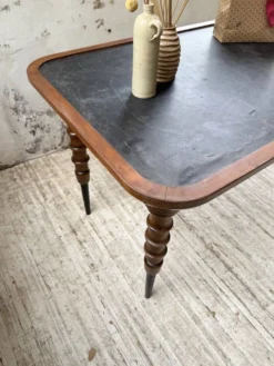 Table drapière en noyer, 1900