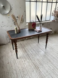 Table drapière en noyer, 1900