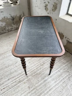 Table drapière en noyer, 1900