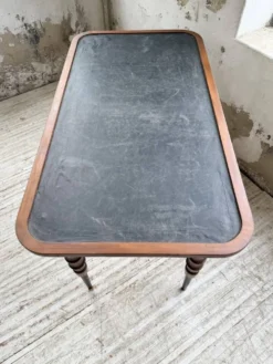 Table drapière en noyer, 1900