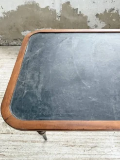Table drapière en noyer, 1900