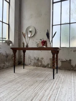 Table drapière en noyer, 1900