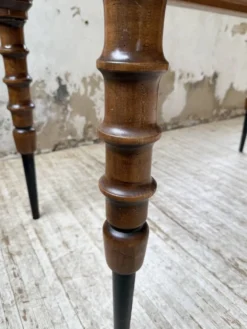 Table drapière en noyer, 1900