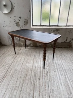Table drapière en noyer, 1900