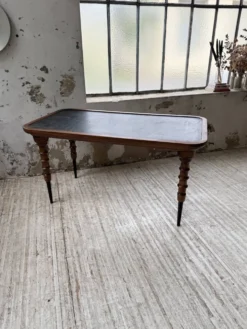 Table drapière en noyer, 1900