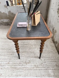 Table drapière en noyer, 1900