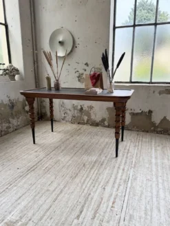 Table drapière en noyer, 1900