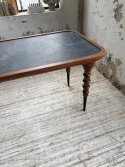 Table drapière en noyer, 1900