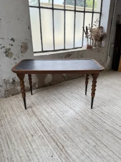 Table drapière en noyer, 1900