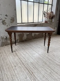 Table drapière en noyer, 1900