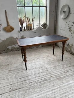 Table drapière en noyer, 1900