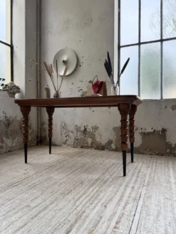 Table drapière en noyer, 1900