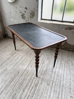 Table drapière en noyer, 1900