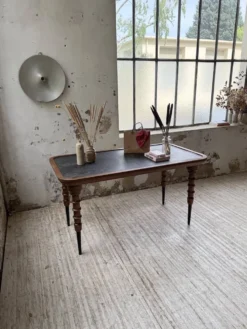 Table drapière en noyer, 1900