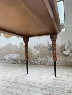Table drapière en noyer, 1900