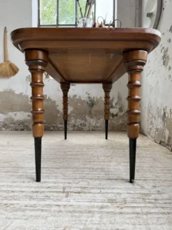 Table drapière en noyer, 1900