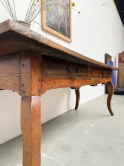 Table, drapière en noyer, XIXème s.
