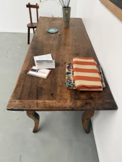 Table, drapière en noyer, XIXème s.
