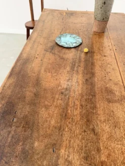 Table, drapière en noyer, XIXème s.