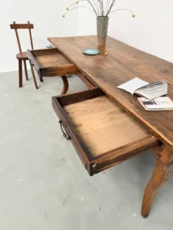 Table, drapière en noyer, XIXème s.