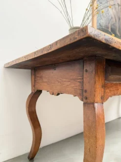 Table, drapière en noyer, XIXème s.
