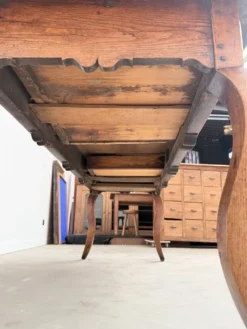 Table, drapière en noyer, XIXème s.