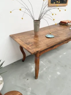 Table, drapière en noyer, XIXème s.