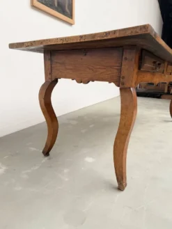 Table, drapière en noyer, XIXème s.