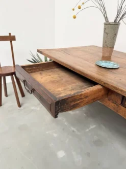 Table, drapière en noyer, XIXème s.