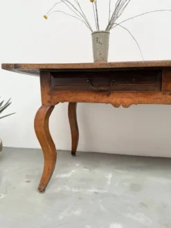 Table, drapière en noyer, XIXème s.