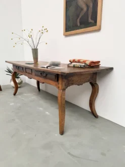 Table, drapière en noyer, XIXème s.