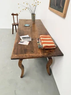 Table, drapière en noyer, XIXème s.