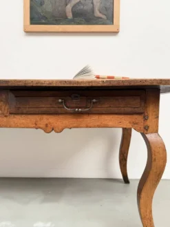 Table, drapière en noyer, XIXème s.