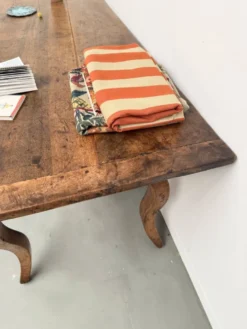 Table, drapière en noyer, XIXème s.
