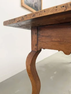 Table, drapière en noyer, XIXème s.
