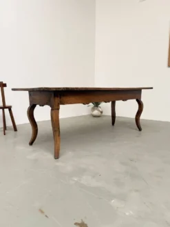 Table, drapière en noyer, XIXème s.