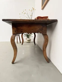 Table, drapière en noyer, XIXème s.