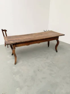 Table, drapière en noyer, XIXème s.