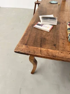 Table, drapière en noyer, XIXème s.