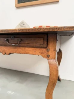 Table, drapière en noyer, XIXème s.