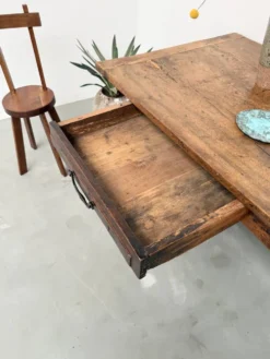 Table, drapière en noyer, XIXème s.