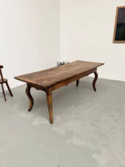 Table, drapière en noyer, XIXème s.
