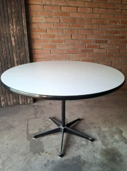 Table Eames 650